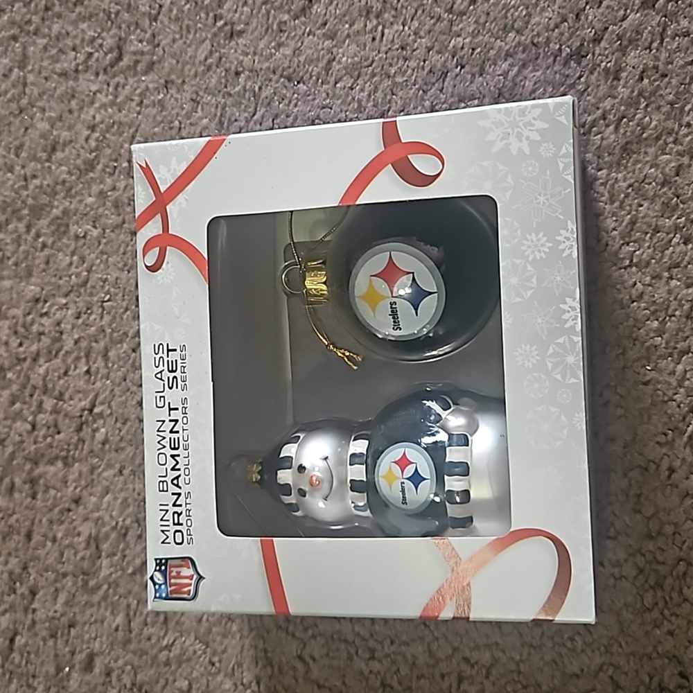 Pittsburgh Steelers ornament set.